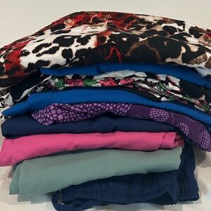 Bundle of Scrubs (6) Tops (4) pants | Size XS